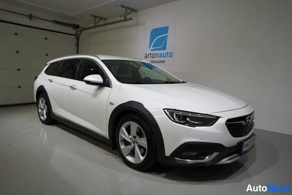 Valkoinen Opel Insignia 2018, etuviisto, keula oikealle, kuva 11