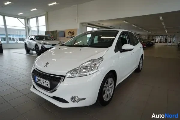 Valkoinen Peugeot 208 2014, etuviisto, keula vasemmalle, kuva 5