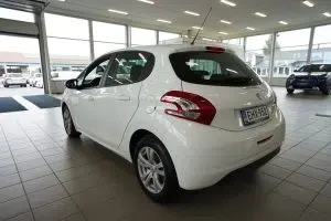 Valkoinen Peugeot 208 2014, takaviisto, kuva 24