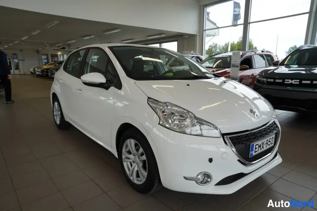 Valkoinen Peugeot 208 2014, etuviisto, keula oikealle, kuva 12