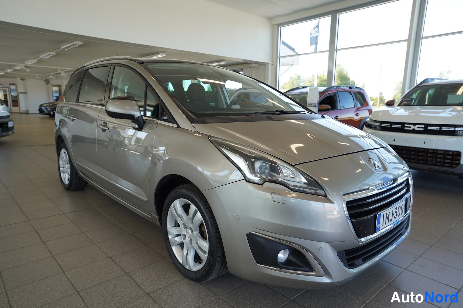 Harmaa Peugeot 5008 2016, etuviisto, keula oikealle, kuva 11