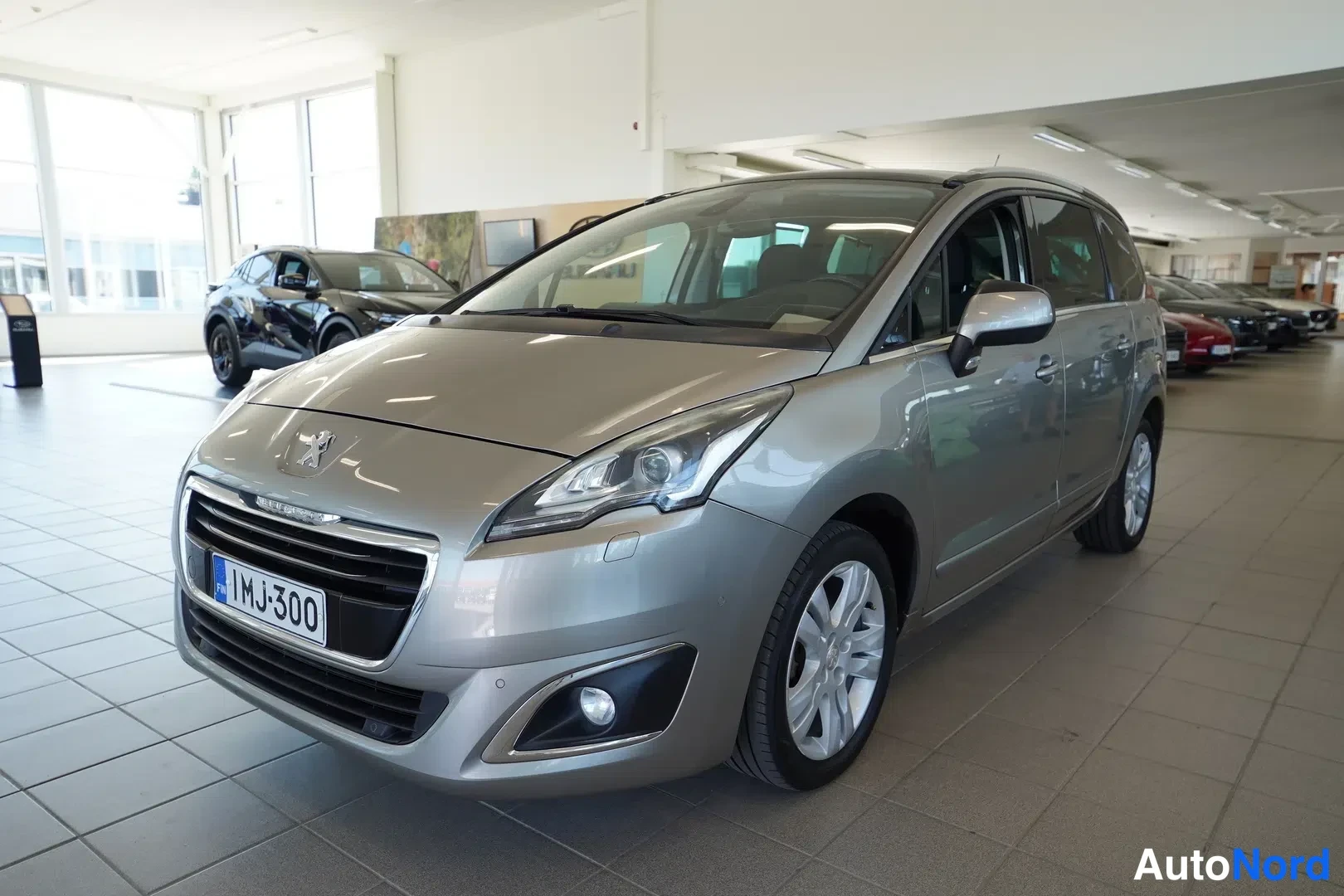 Harmaa Peugeot 5008 2016, etuviisto, keula vasemmalle, kuva 2