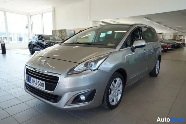 Harmaa Peugeot 5008 2016, etuviisto, keula vasemmalle, kuva 5