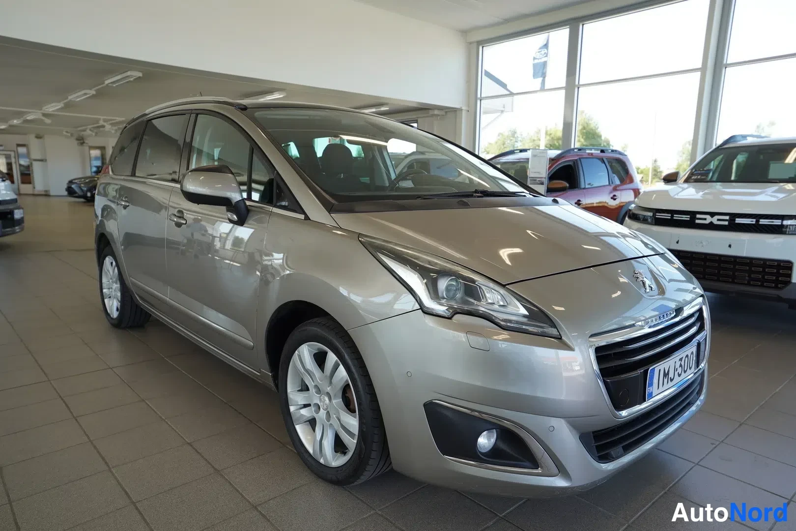 Harmaa Peugeot 5008 2016, etuviisto, keula oikealle, kuva 9