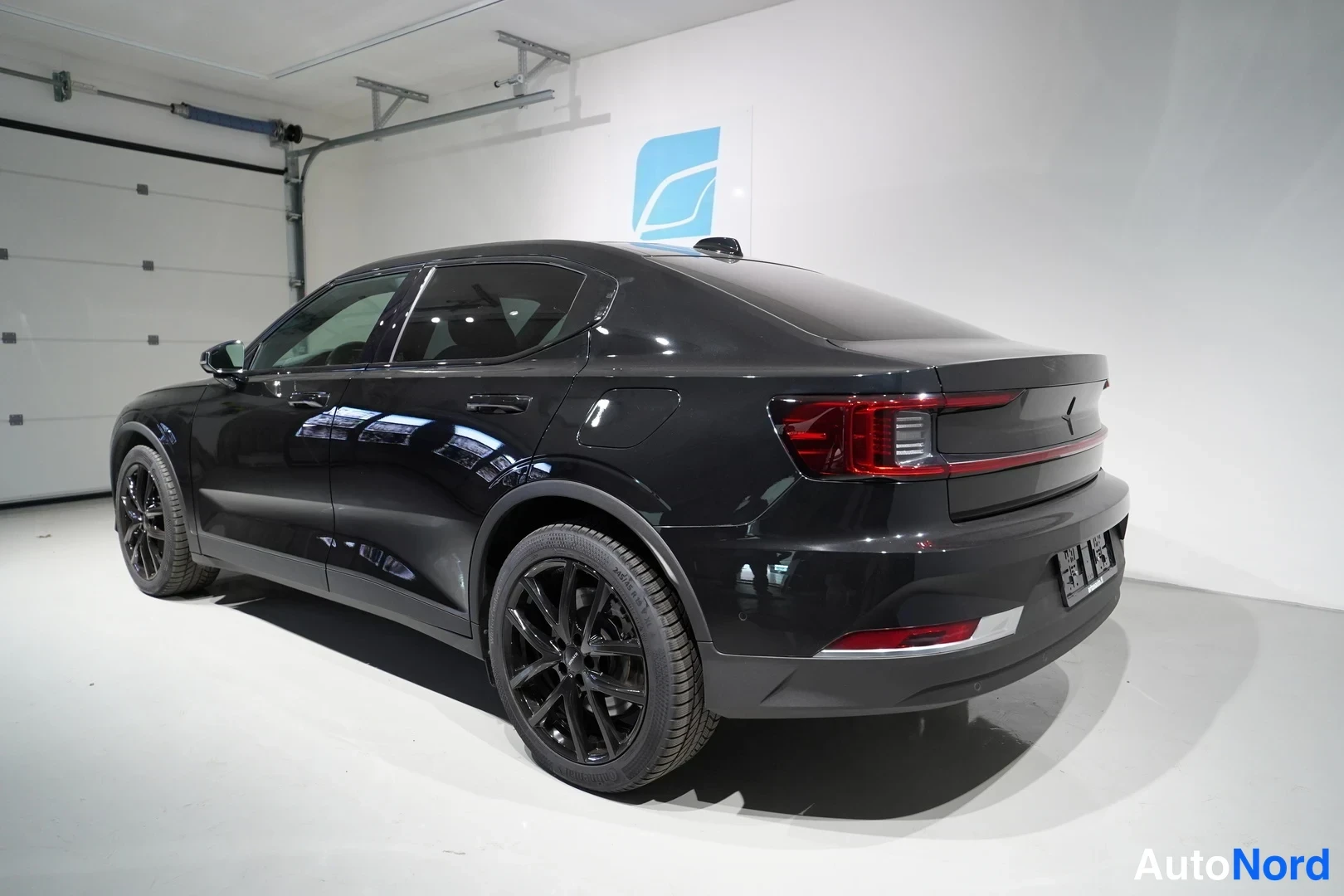 Musta Polestar 2 2021, takaviisto, kuva 5