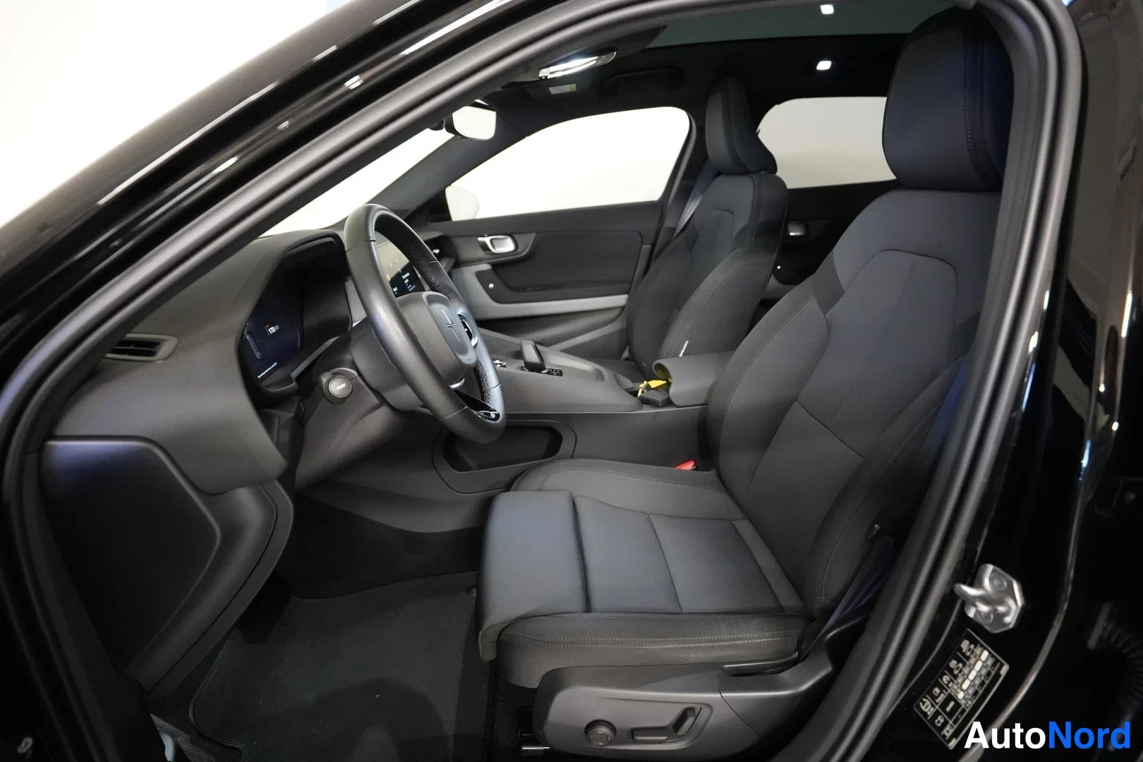 Musta Polestar 2 2021, kuva 7
