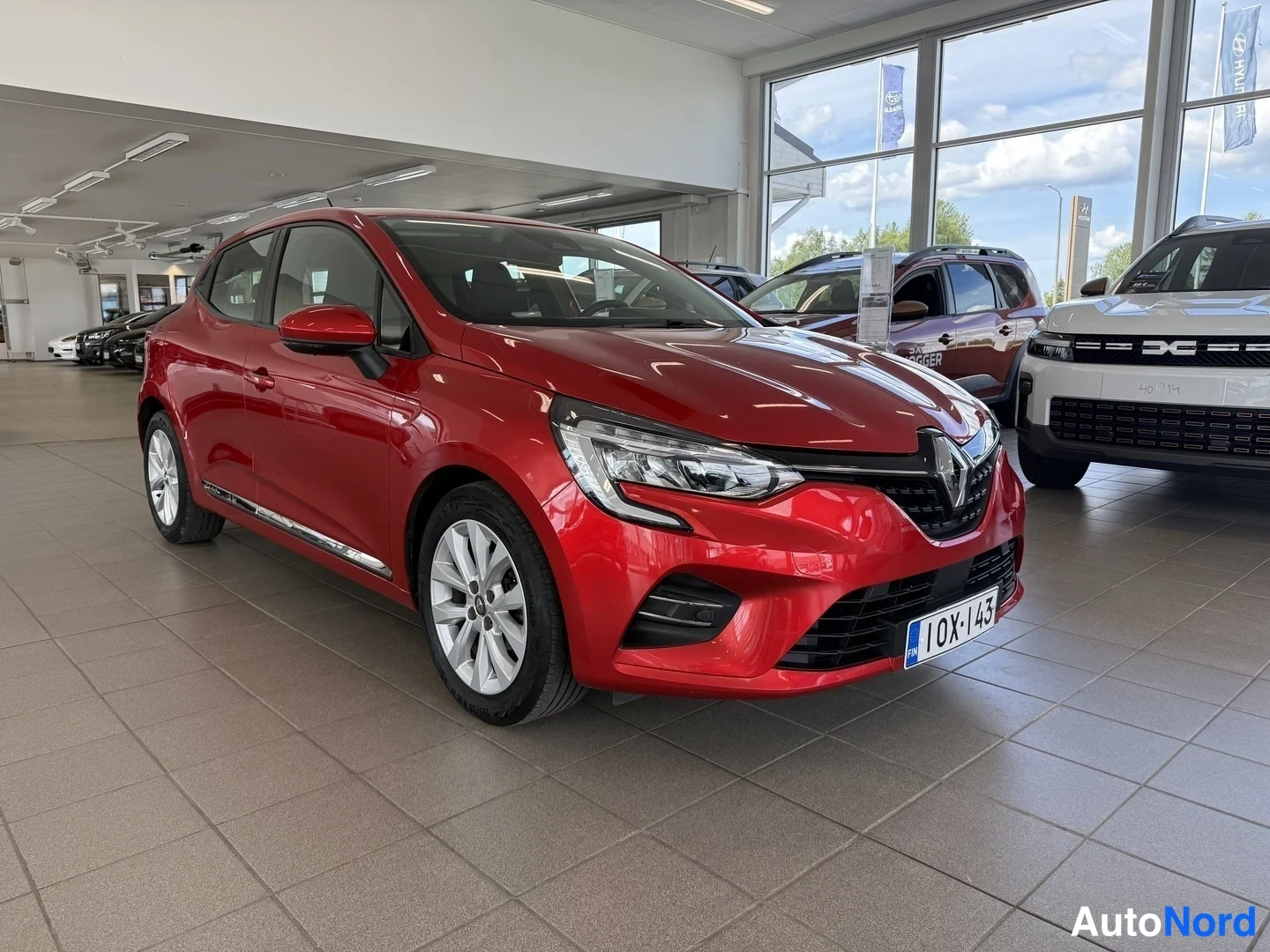 Punainen Renault Clio 2019, etuviisto, keula oikealle, kuva 13