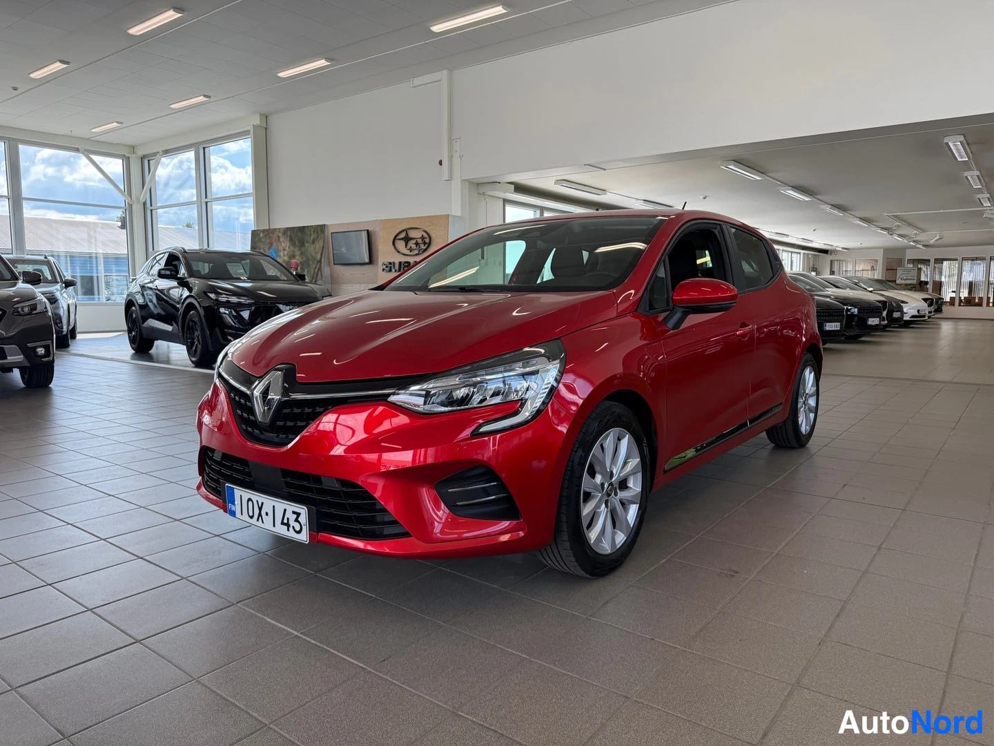 Punainen Renault Clio 2019, etuviisto, keula vasemmalle, kuva 2