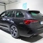 Musta Skoda Octavia 2023, takaviisto, kuva 13