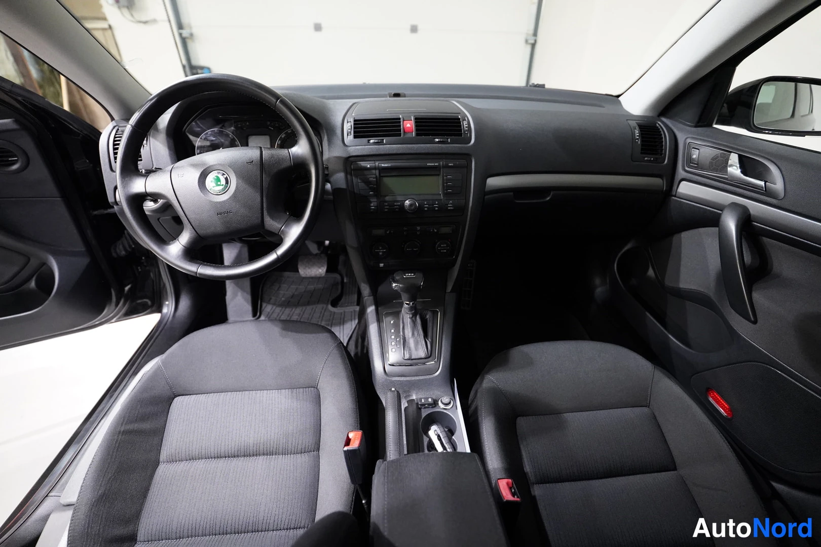 Black Skoda Octavia 2008, photo 19
