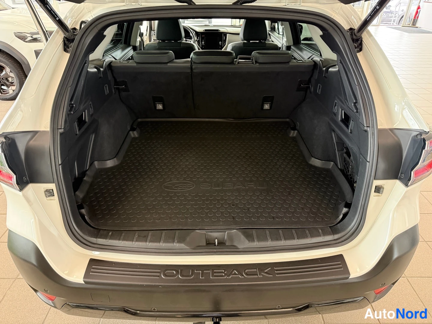 White Subaru Outback 2021, photo 29