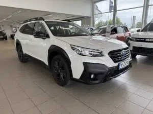 White Subaru Outback 2021, front three-quarter, nose to the right, photo 10