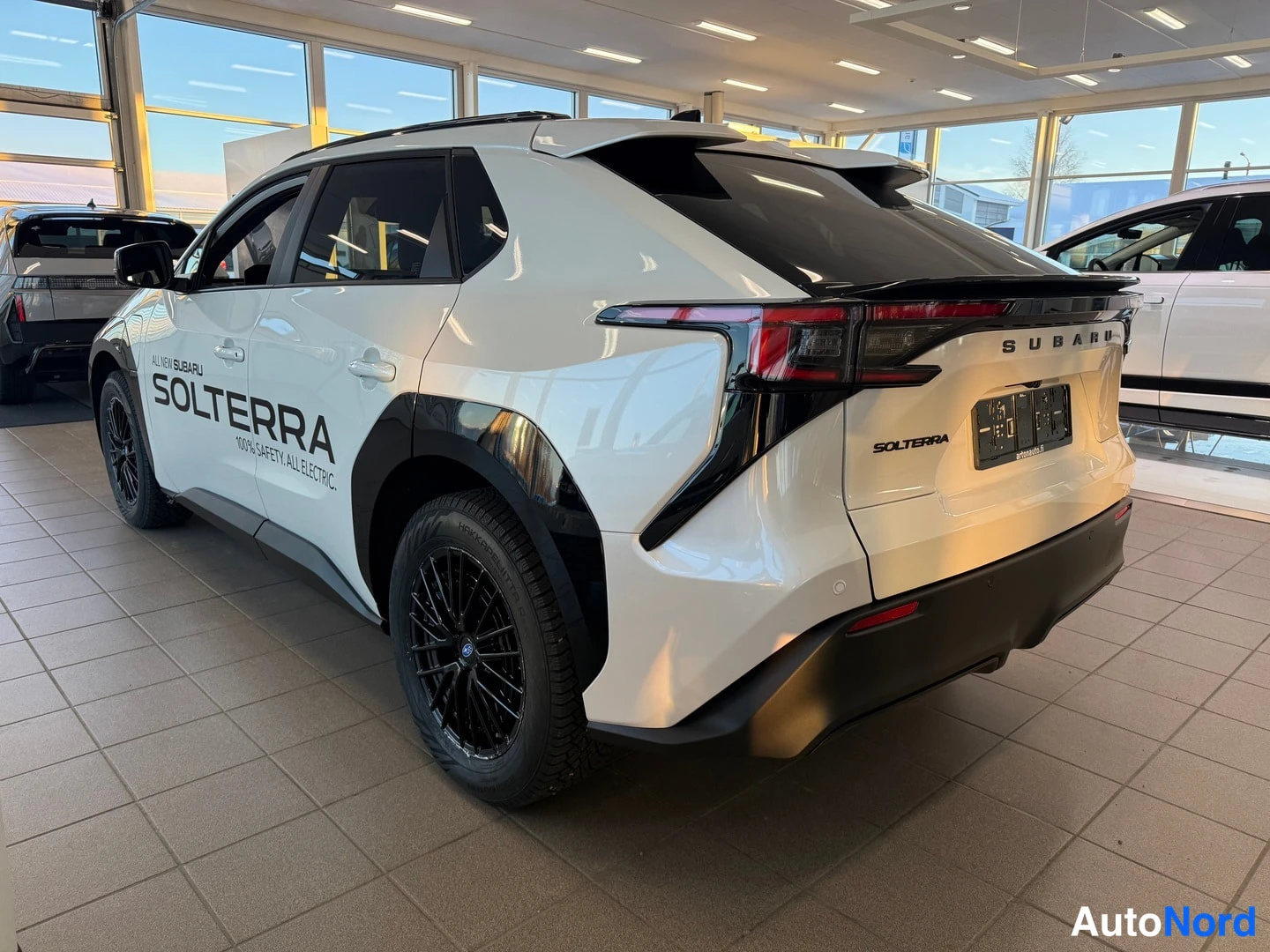 Hopea Subaru Solterra 2026, takaviisto, kuva 12
