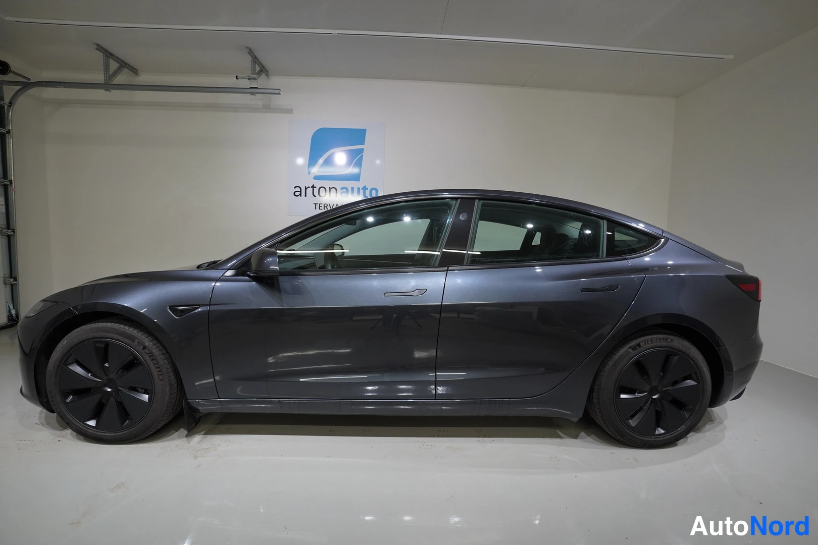 Harmaa Tesla Model 3 2024, sivulta, kuva 5