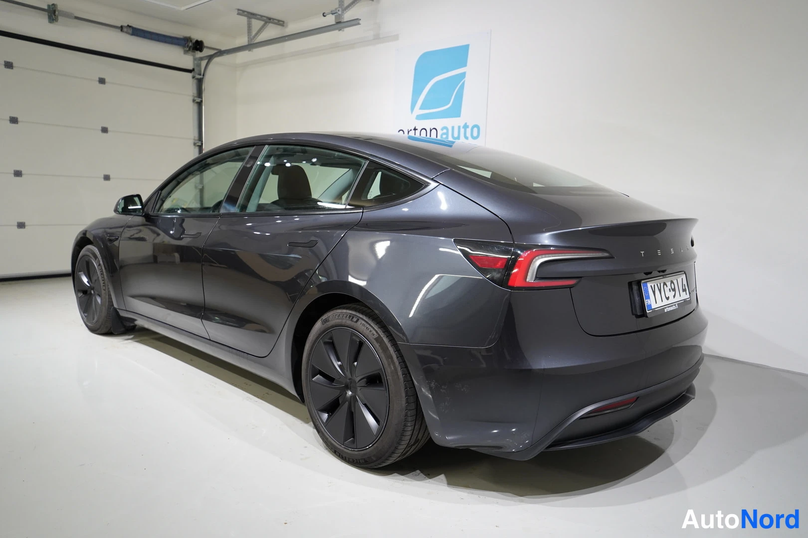 Harmaa Tesla Model 3 2024, takaviisto, kuva 8