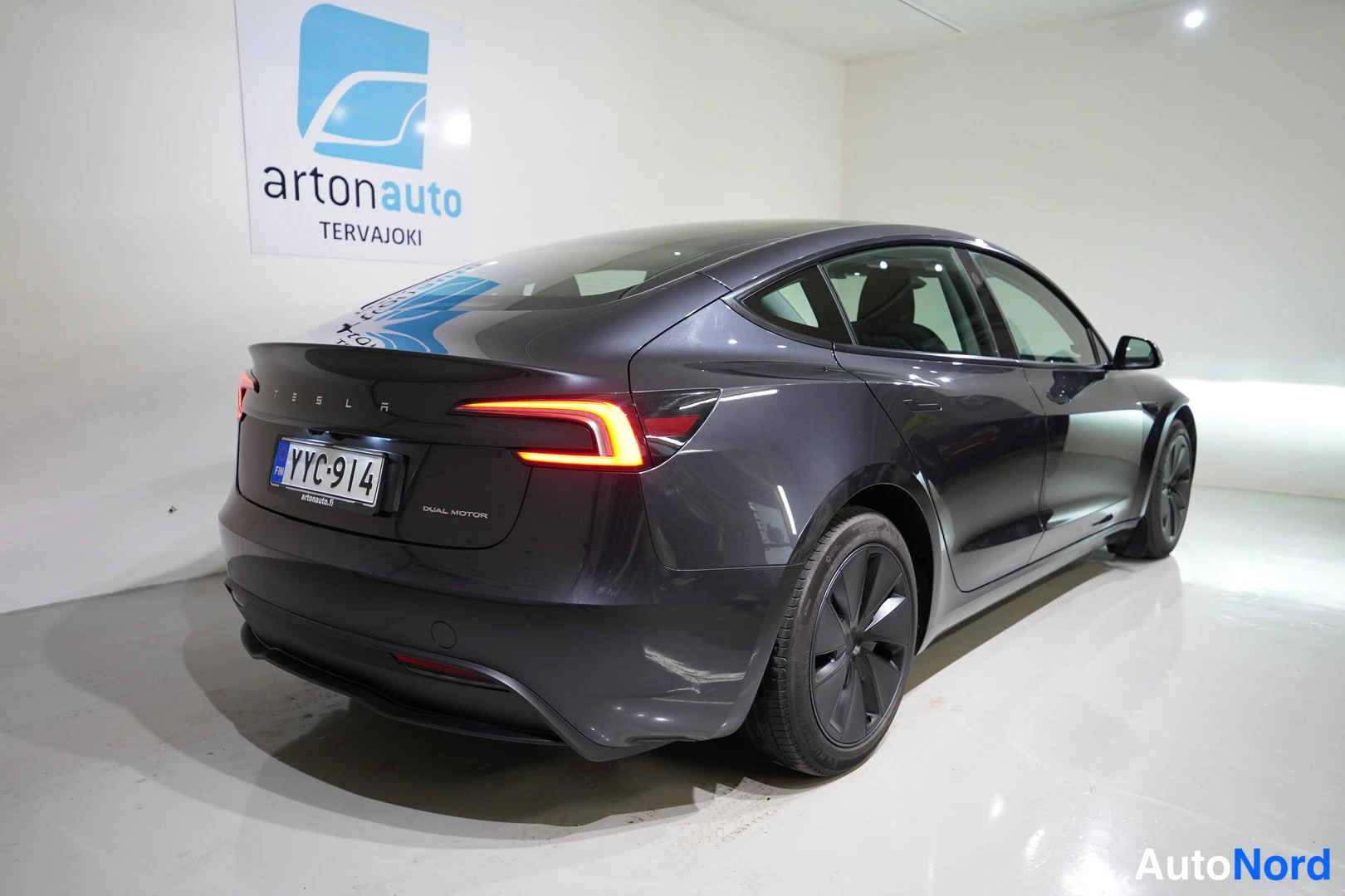 Harmaa Tesla Model 3 2024, takaviisto, kuva 9