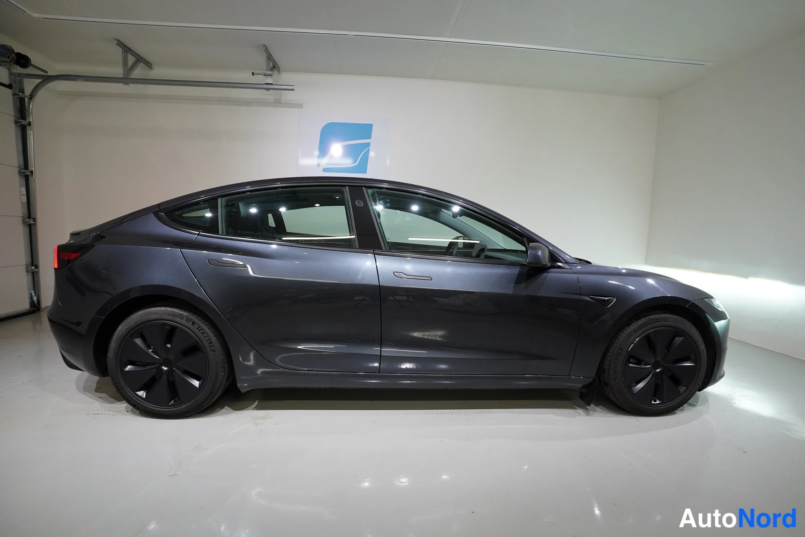 Harmaa Tesla Model 3 2024, sivulta, kuva 7