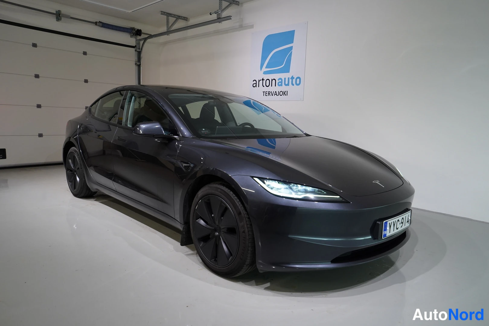 Harmaa Tesla Model 3 2024, etuviisto, keula oikealle, kuva 3