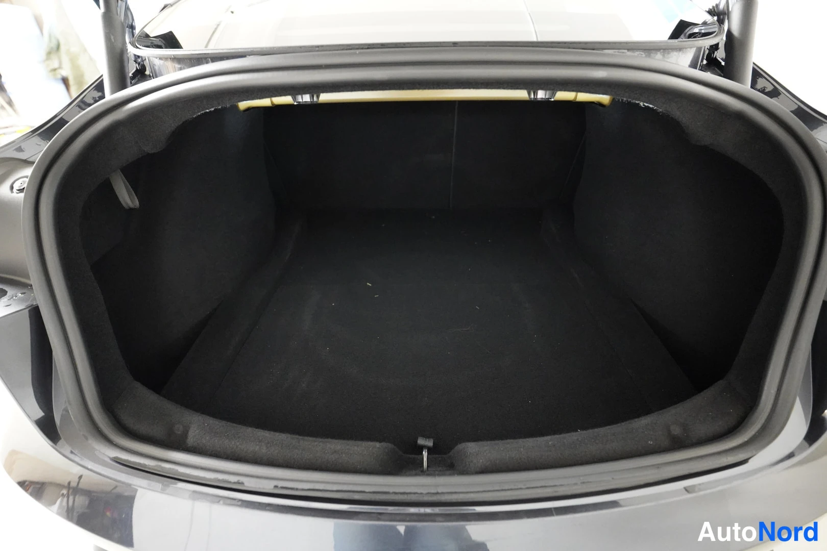 Harmaa Tesla Model 3 2024, kuva 16