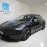 Harmaa Tesla Model 3 2024, etuviisto, keula vasemmalle, kuva 2