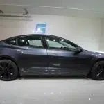 Harmaa Tesla Model 3 2024, sivulta, kuva 6
