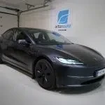 Harmaa Tesla Model 3 2024, etuviisto, keula oikealle, kuva 4