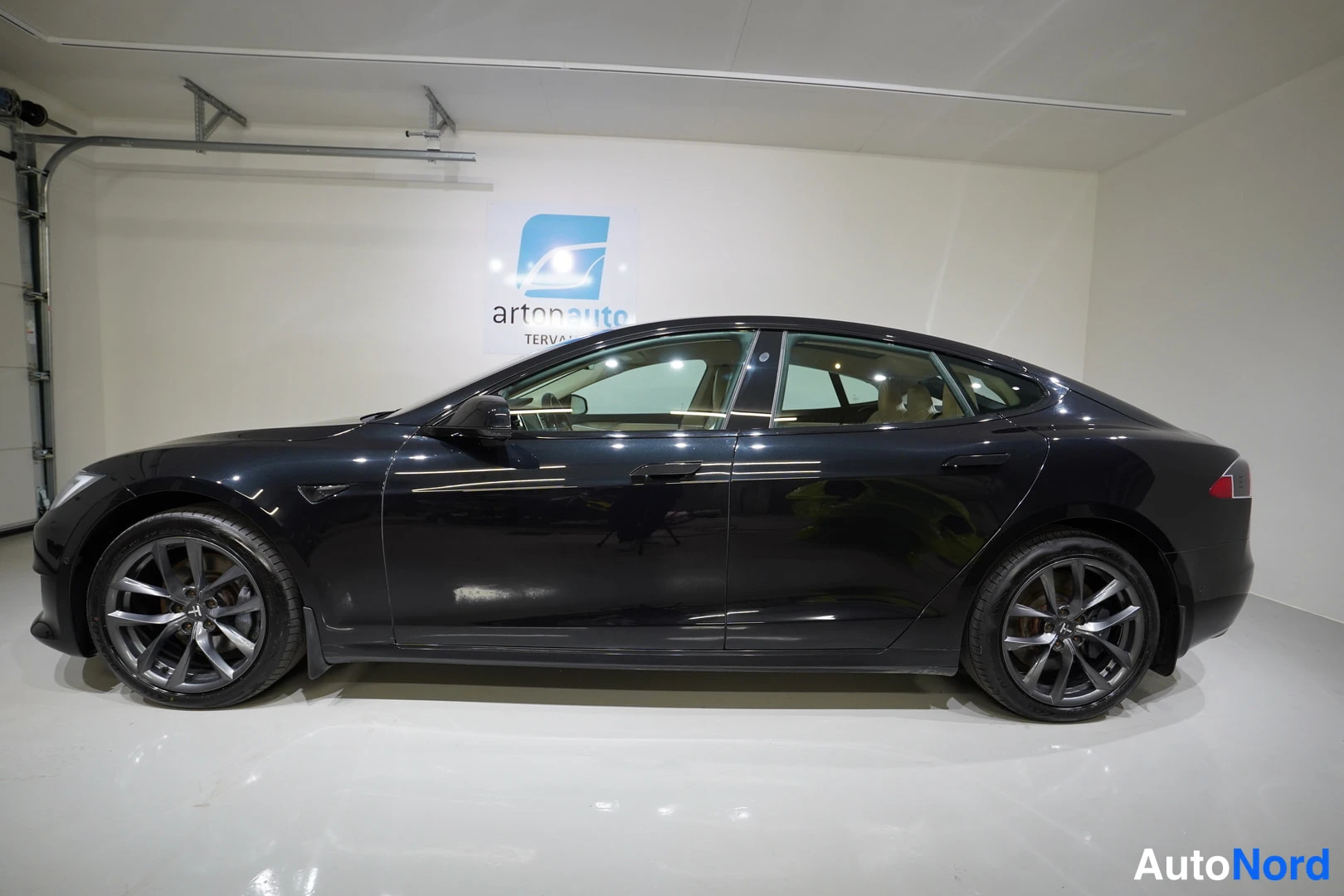 Musta Tesla Model S 2017, sivulta, kuva 5