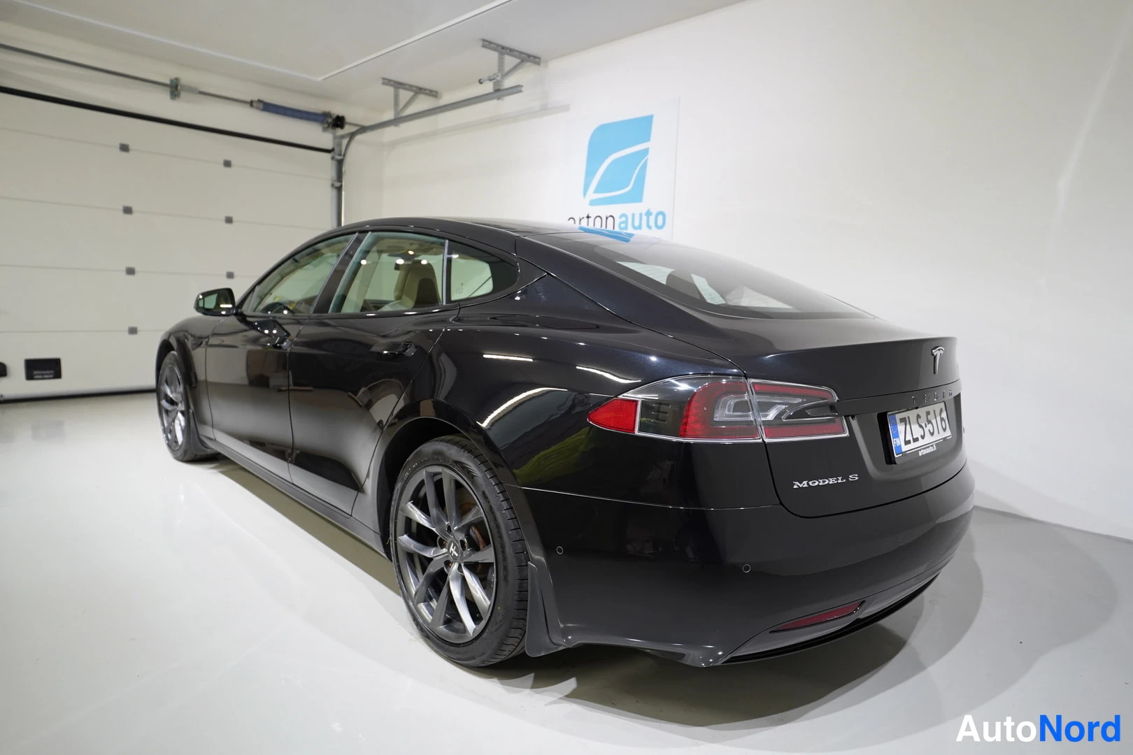 Musta Tesla Model S 2017, takaviisto, kuva 9