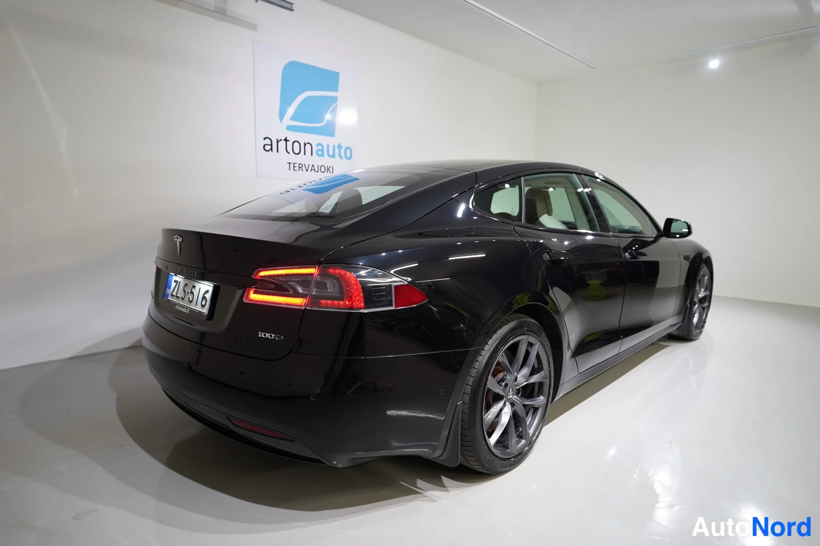 Musta Tesla Model S 2017, takaviisto, kuva 10