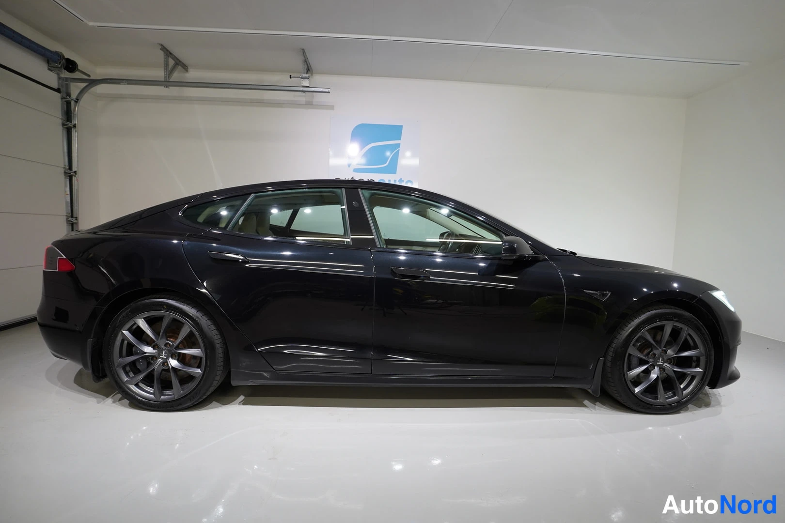 Musta Tesla Model S 2017, sivulta, kuva 6