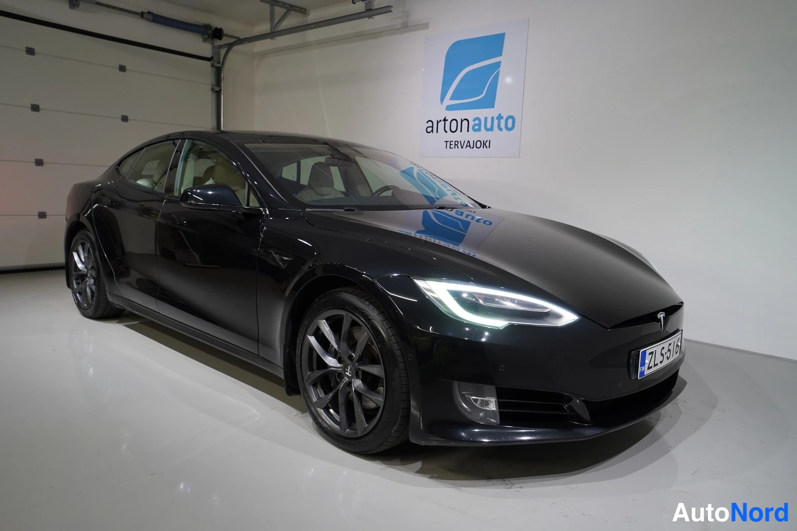 Musta Tesla Model S 2017, etuviisto, keula oikealle, kuva 4