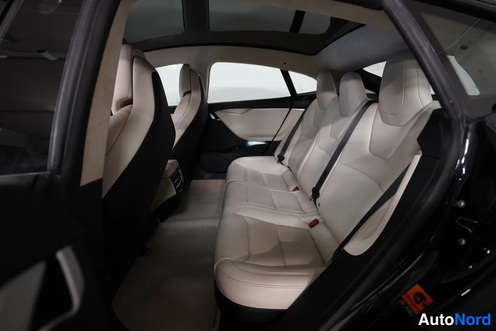 Musta Tesla Model S 2017, kuva 14