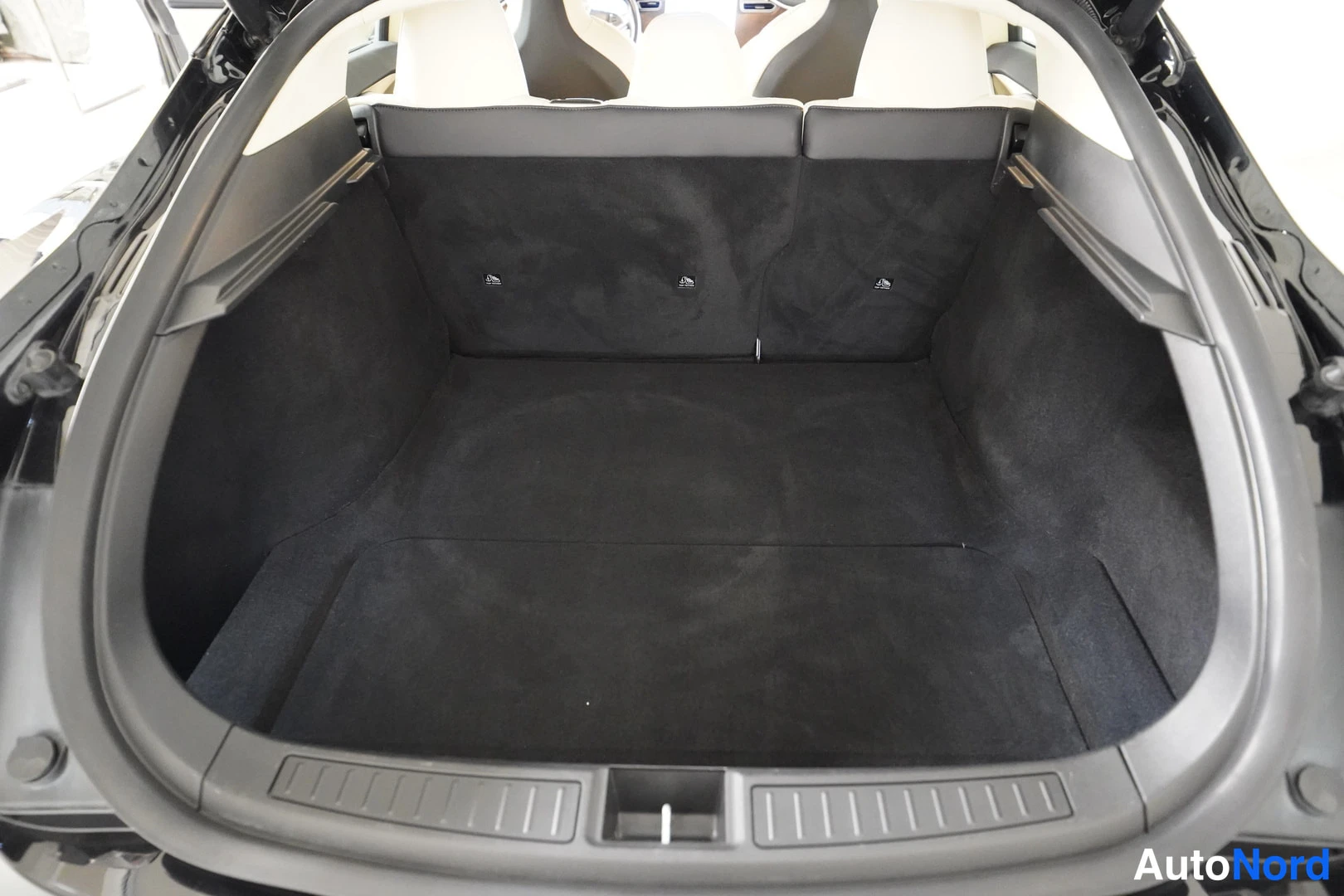 Musta Tesla Model S 2017, kuva 19