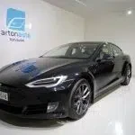 Musta Tesla Model S 2017, etuviisto, keula vasemmalle, kuva 2