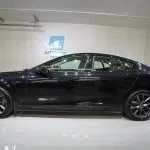 Musta Tesla Model S 2017, sivulta, kuva 7