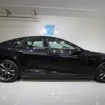 Musta Tesla Model S 2017, sivulta, kuva 8
