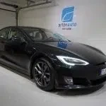 Musta Tesla Model S 2017, etuviisto, keula vasemmalle, kuva 3