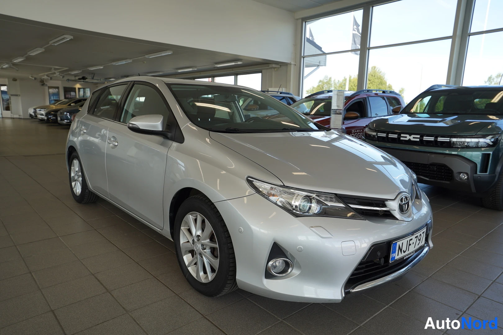 Hopea Toyota Auris 2014, etuviisto, keula oikealle, kuva 9