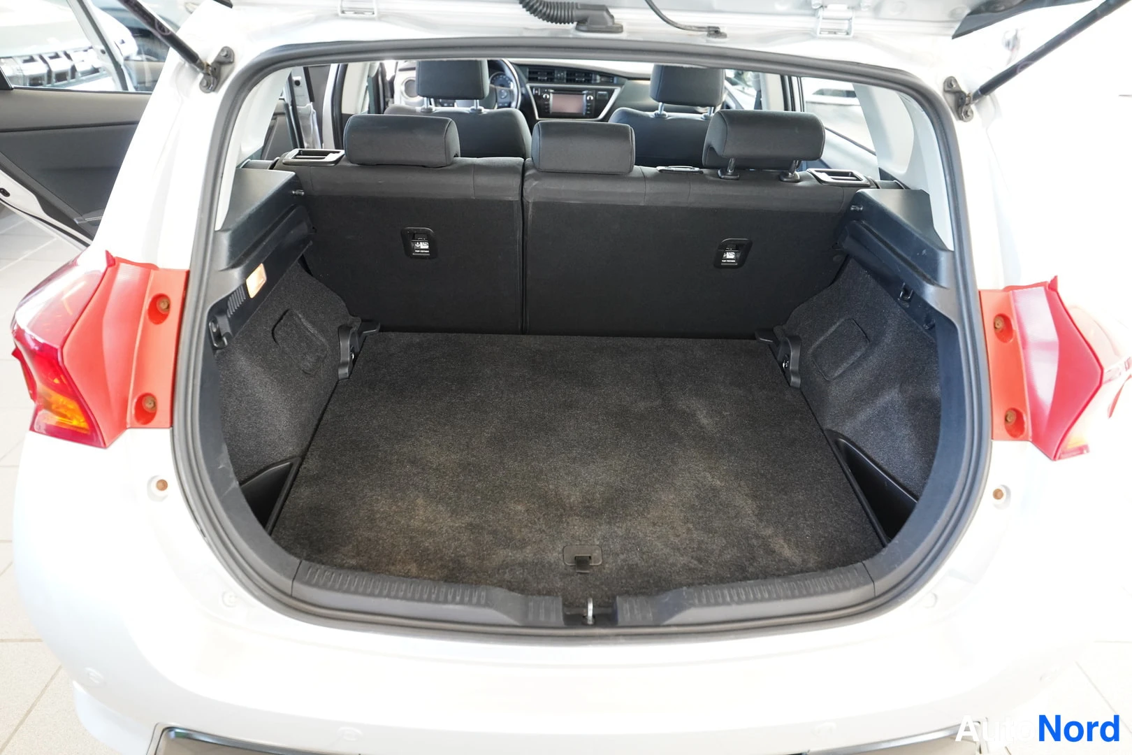Hopea Toyota Auris 2014, takaa, kuva 17