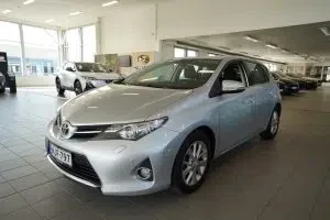 Hopea Toyota Auris 2014, etuviisto, keula vasemmalle, kuva 3