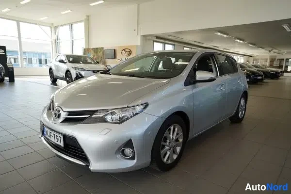 Hopea Toyota Auris 2014, etuviisto, keula vasemmalle, kuva 6