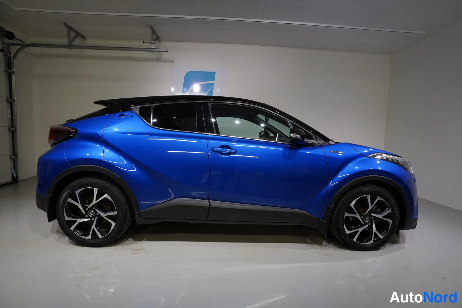 Sininen Toyota C-HR 2019, sivulta, kuva 5