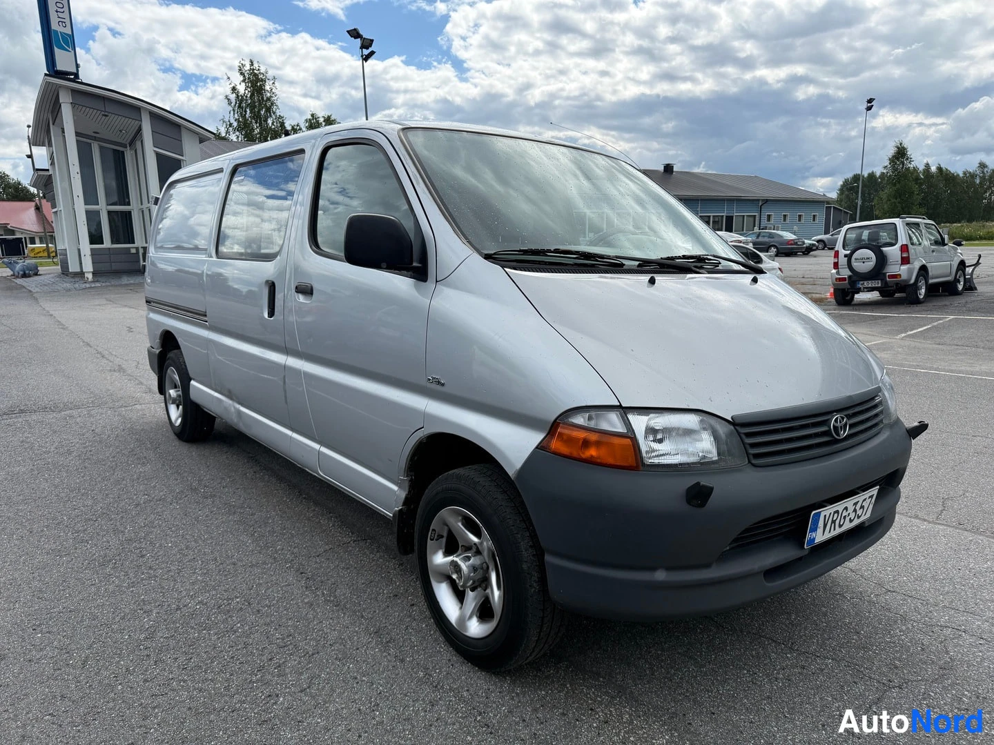 Hopea Toyota Hiace 2004, etuviisto, keula oikealle, kuva 8