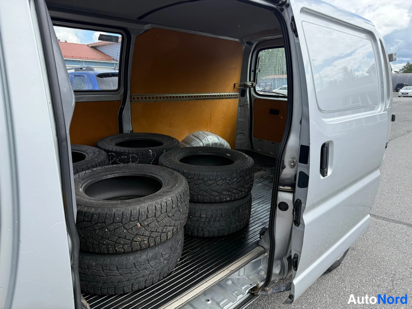 Hopea Toyota Hiace 2004, sivulta, kuva 10
