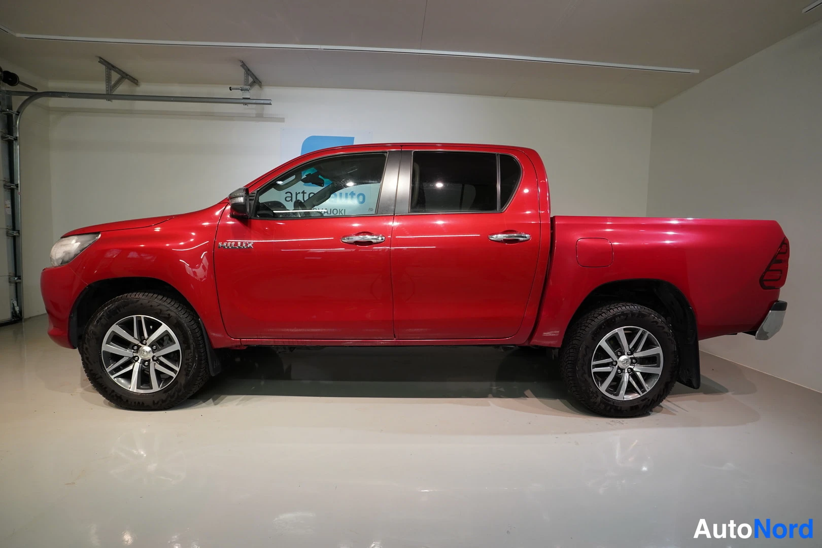 Punainen Toyota Hilux 2016, sivulta, kuva 10