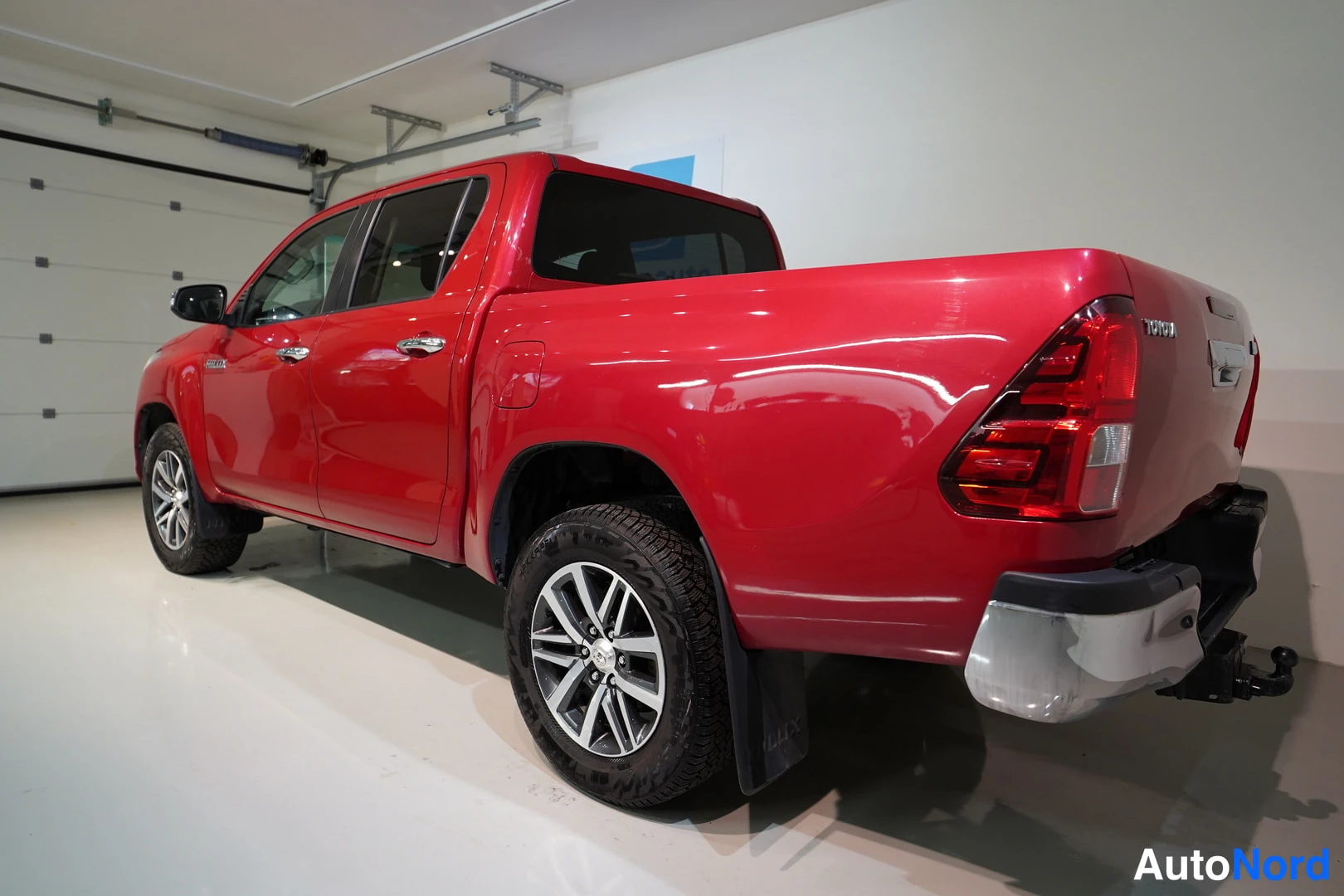 Punainen Toyota Hilux 2016, takaviisto, kuva 15