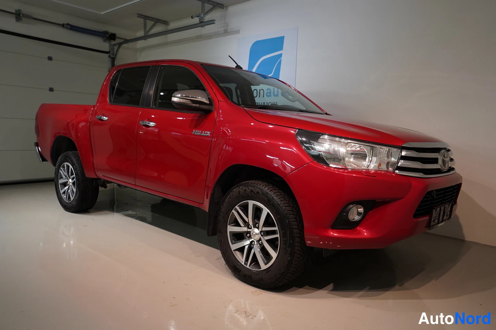 Punainen Toyota Hilux 2016, etuviisto, keula oikealle, kuva 9