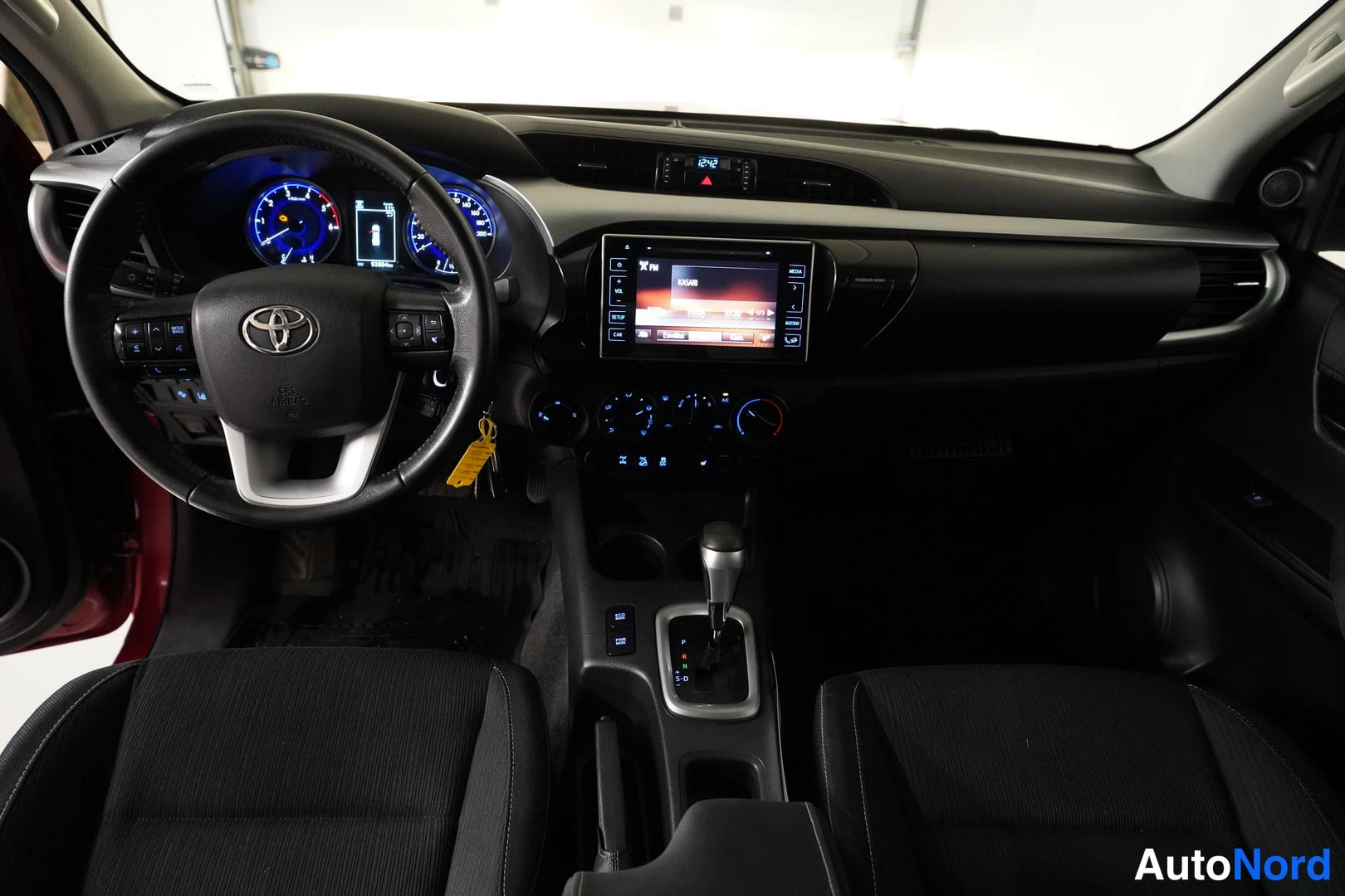 Punainen Toyota Hilux 2016, kuva 24