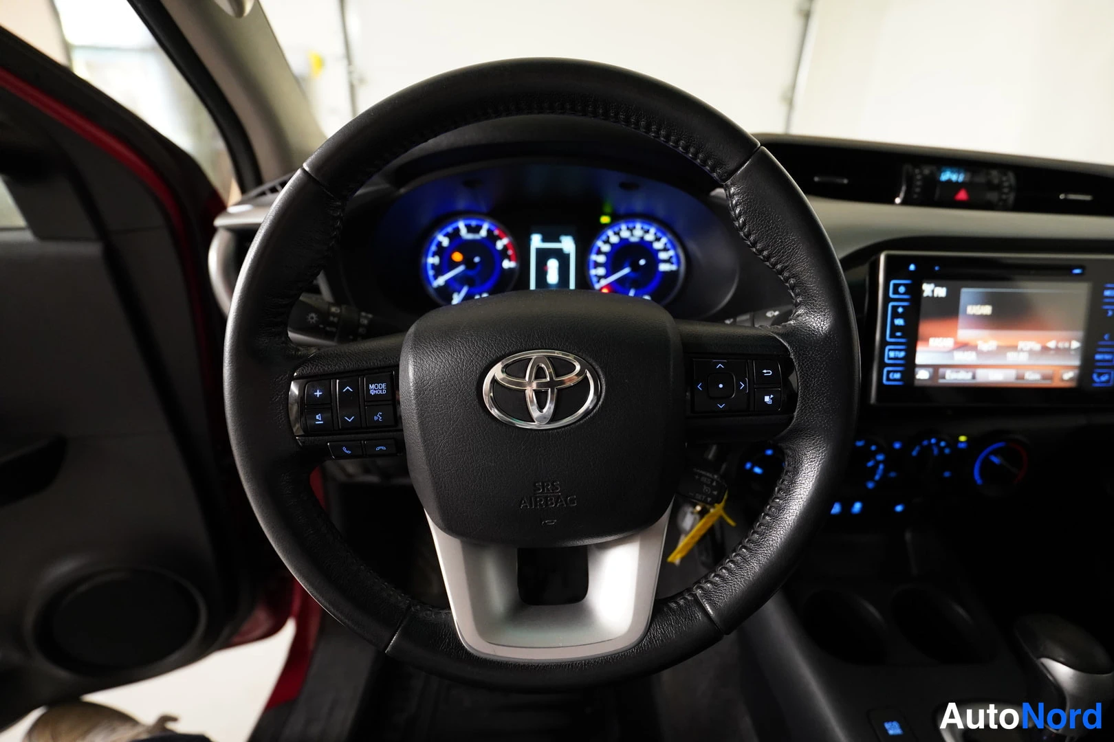 Punainen Toyota Hilux 2016, kuva 25