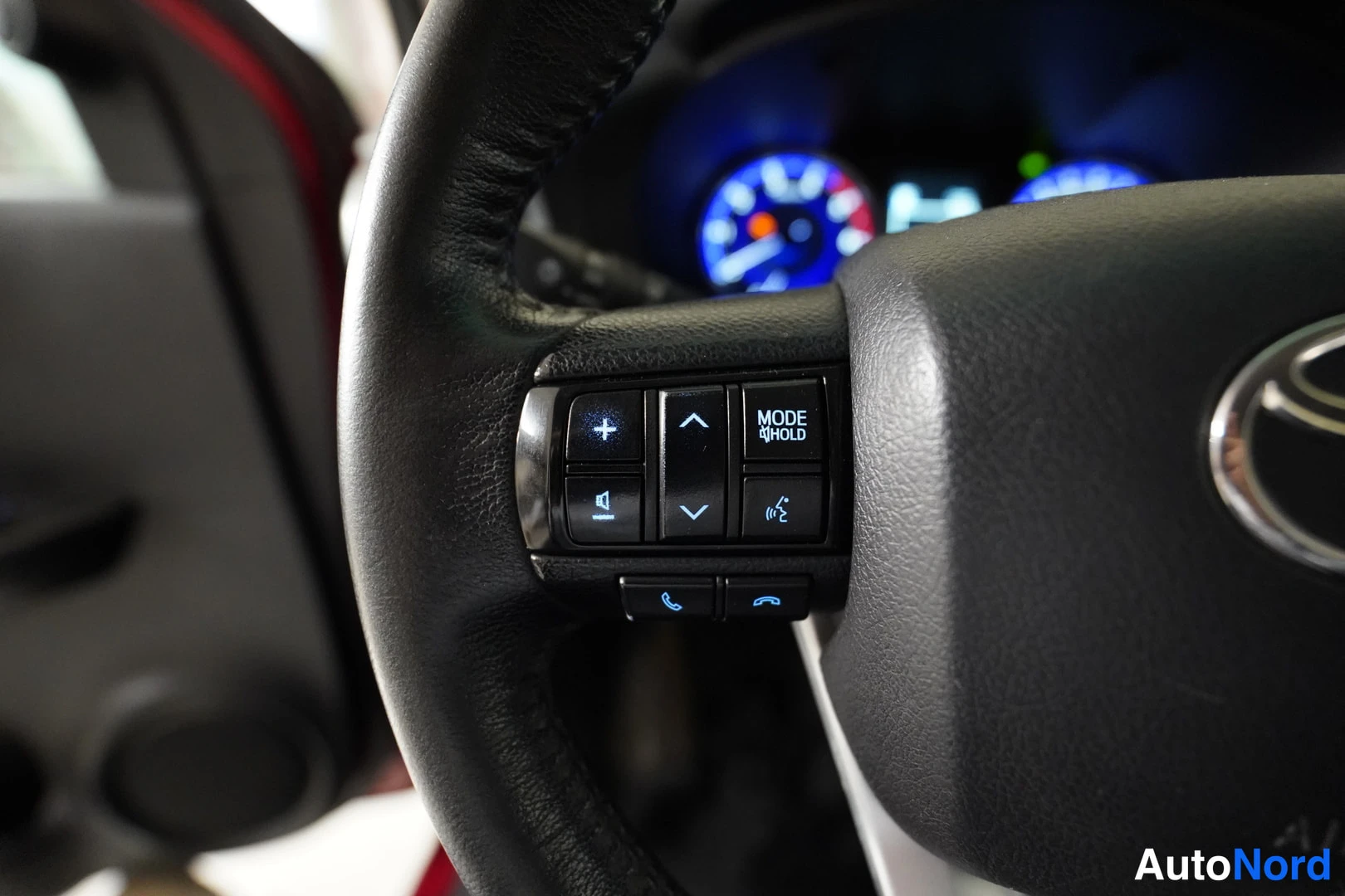 Punainen Toyota Hilux 2016, kuva 26